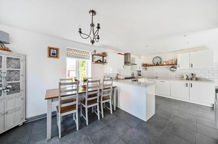 5 Bedroom Detached House For Sale In Cameron Crescent, Bedford, MK40