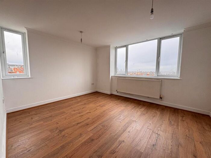 2 Bedroom Flat To Rent In Clarence Street, Swindon, SN1
