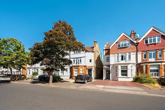 4 Bedroom Flat For Sale In Queen Anne Avenue, Bromley, Kent, BR2