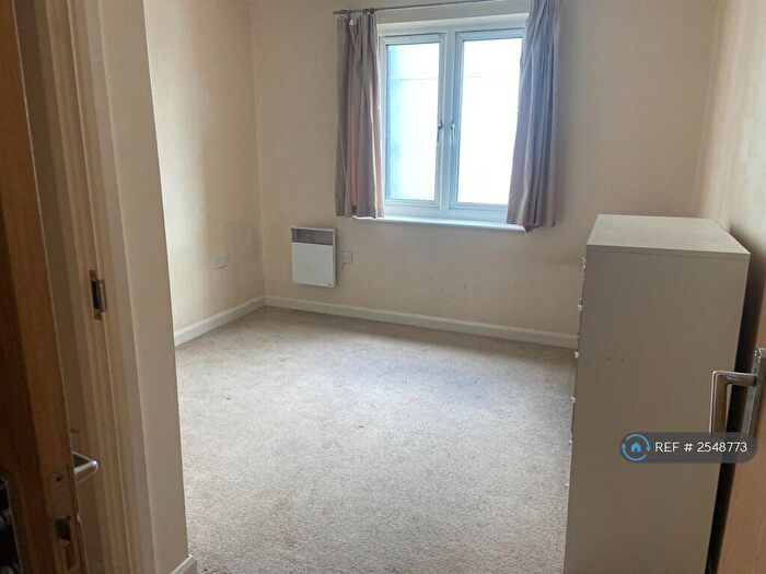 2 Bedroom Flat To Rent In Foundry Court, Slough, SL2