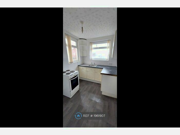 2 Bedroom Flat To Rent In Cocker Hill, Stalybridge, SK15