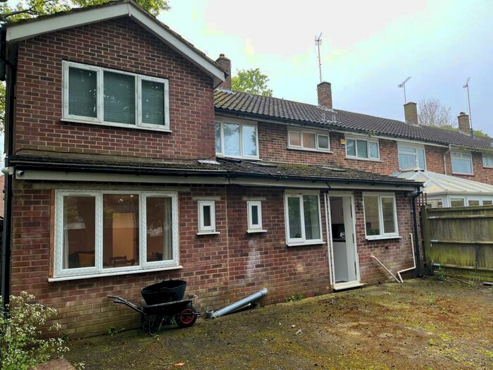 6 Bedroom House To Rent In Langley Green, RH11