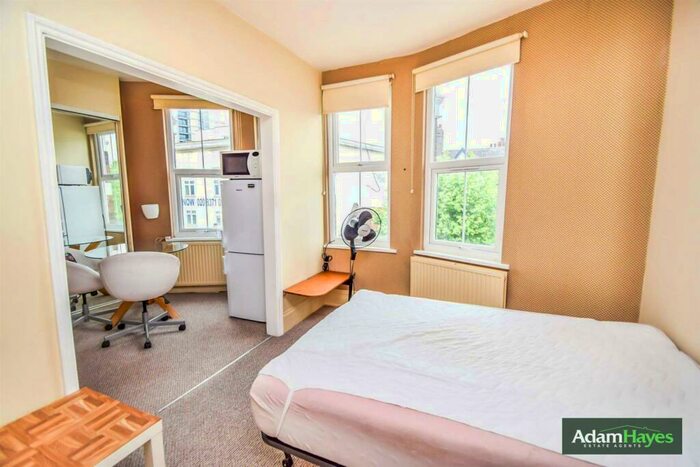 Studio To Rent In High Road, North Finchley, N12
