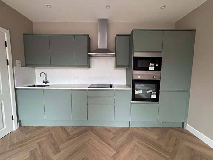 3 Bedroom Flat To Rent In High Road, N12