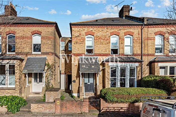3 Bedroom Flat For Sale In Finsbury Park Road, London, N4