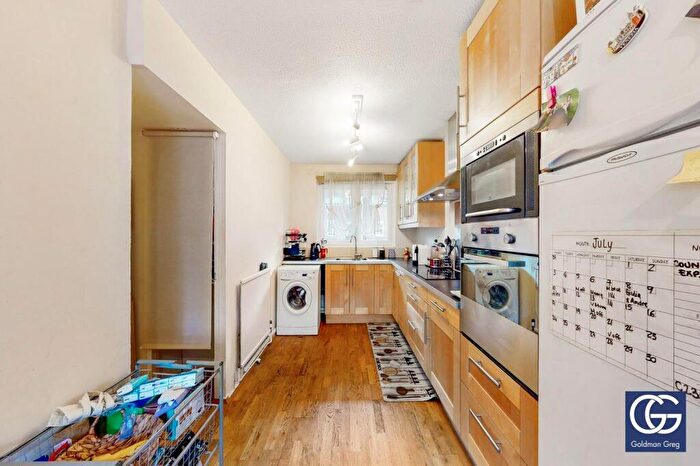 2 Bedroom Maisonette For Sale In Wynford Road, London, N1