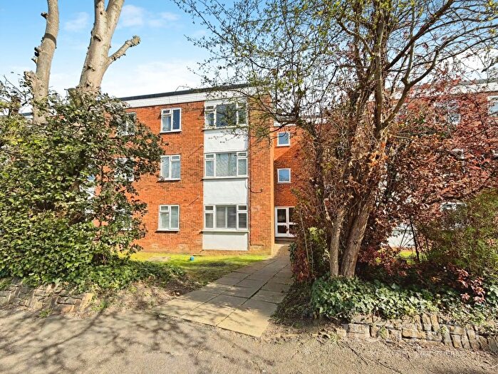 2 Bedroom Flat To Rent In Benhill Wood Road, Sutton, SM1