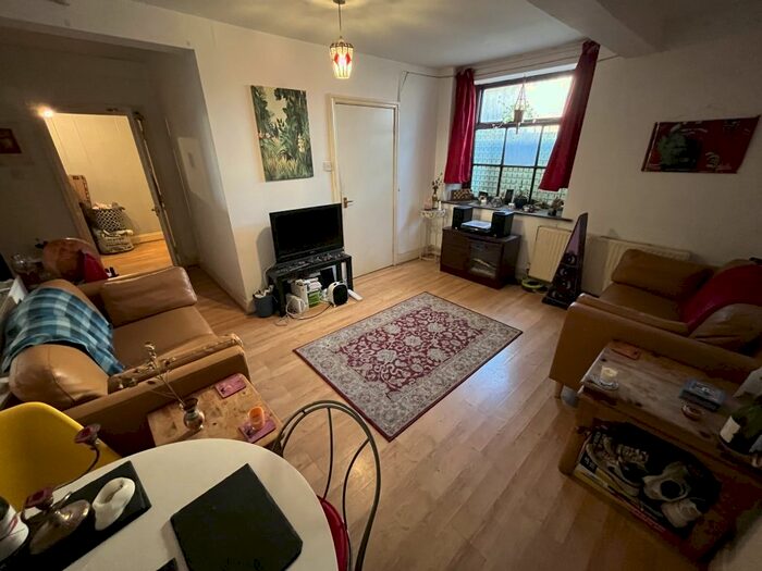 2 Bedroom Flat To Rent In Swinton Grove, Manchester, M13