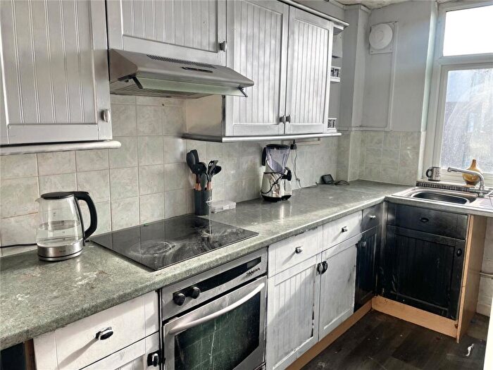 1 Bedroom Flat For Sale In Harden Road, Stockwood, Bristol, BS14