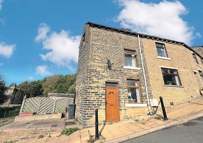 2 Bedroom End Of Terrace House To Rent In Trooper Lane, Halifax, HX3