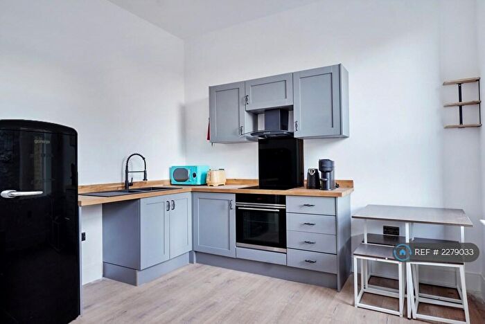 1 Bedroom Flat To Rent In Tudor House, Brighouse, HD6