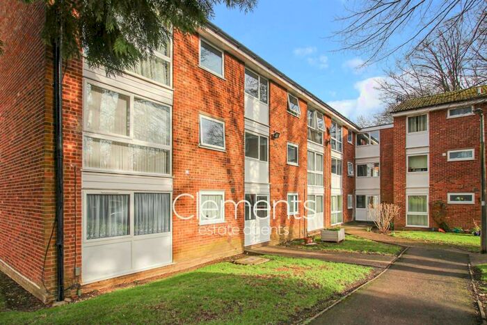 2 Bedroom Flat To Rent In Chalfont Close, Hemel Hempstead, HP2