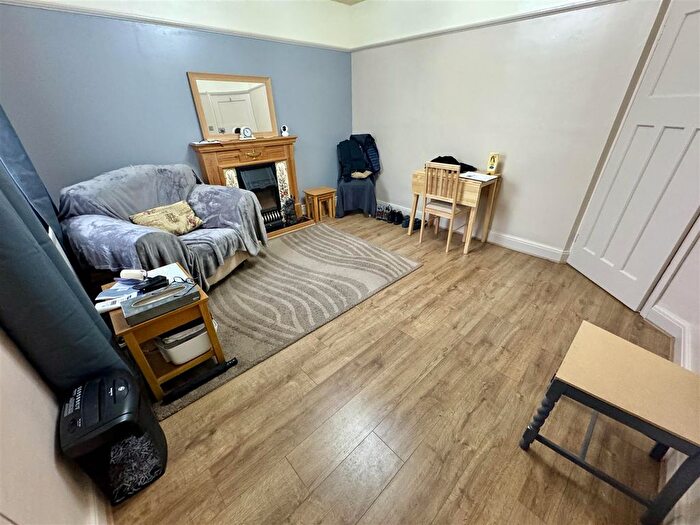 2 Bedroom End Of Terrace House For Sale In St. Augustine Avenue, Luton, LU3