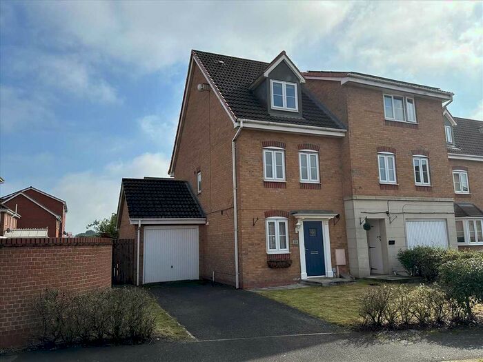 4 Bedroom Semi-Detached House To Rent In Kingfisher Way, Scunthorpe, DN16