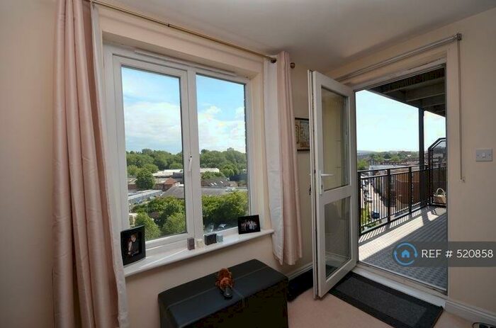 2 Bedroom Flat To Rent In Squires Court, Bristol, BS3