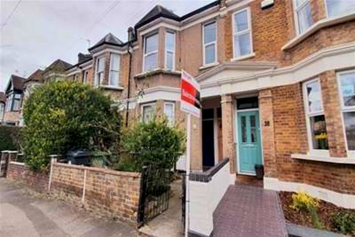 3 Bedroom Flat To Rent In Leybourne Road, Bushwood, E11