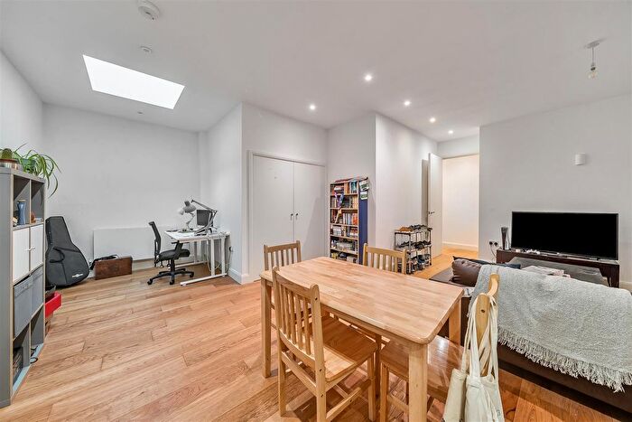 2 Bedroom Flat For Sale In Hornsey Road, London, N19