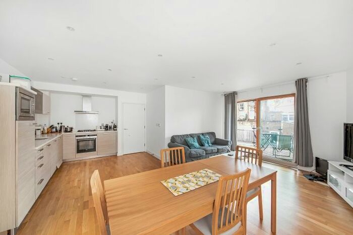 2 Bedroom Flat To Rent In St Peters Court, London, SE12