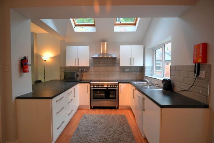 6 Bedroom Semi-Detached House To Rent In Trinity Avenue, Lenton, Nottingham, NG7