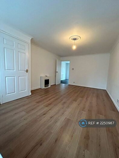 3 Bedroom Semi-Detached House To Rent In Camelot Close, London, SE28