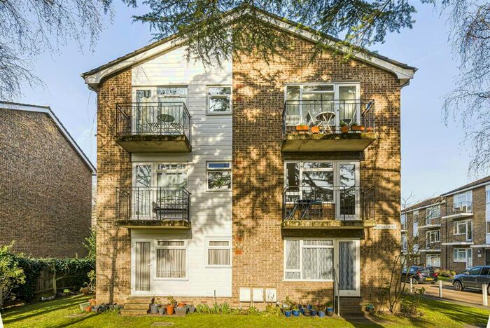 1 Bedroom Apartment To Rent In Lovelace Gardens, Surbiton, KT6