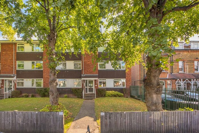 2 Bedroom Flat To Rent In King Charles Road, Berrylands, Surbiton, KT5