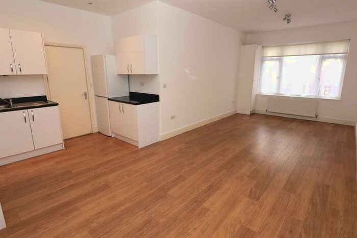 2 Bedroom Flat To Rent In Golders Green Road, London, NW11