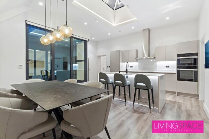 3 Bedroom Flat To Rent In Camlet Way, London, EN4