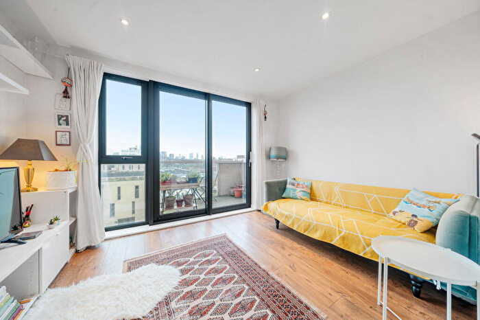 2 Bedroom Apartment For Sale In Harford Street, London, E1