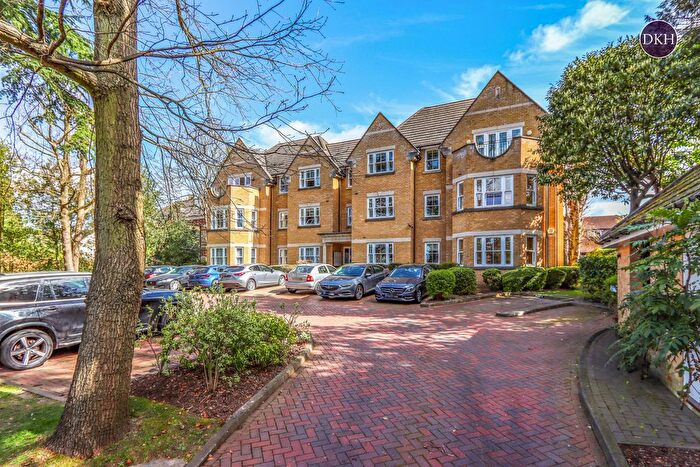 2 Bedroom Flat For Sale In Hempstead Road, Watford, Hertfordshire, WD17