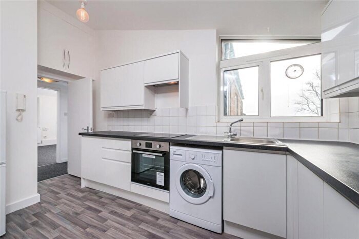 4 Bedroom Flat To Rent In Abingdon Close, Camden Square, NW1