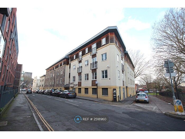 2 Bedroom Flat To Rent In Cabot Court, Bristol, BS2