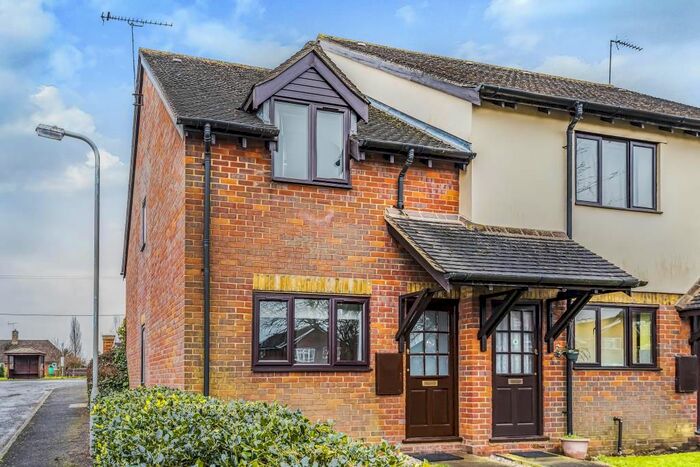 2 Bedroom End Of Terrace House To Rent In Sinclair Gate, Stone, HP17