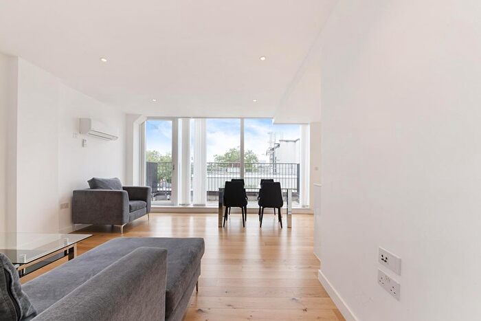 3 Bedroom Flat To Rent In Hand Axe Yard, King's Cross, London, WC1X