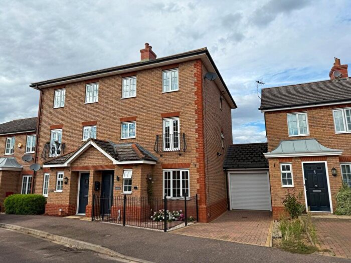 4 Bedroom Semi-Detached House For Sale In Ivel Bury, Biggleswade, SG18