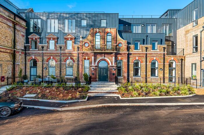 2 Bedroom Flat To Rent In Chaucer Gardens, Coulsdon, CR5