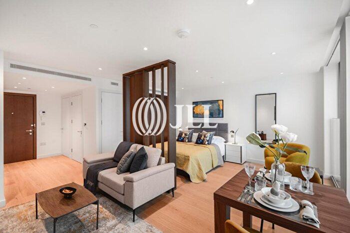 Flat To Rent In Landmark Pinnacle, E14