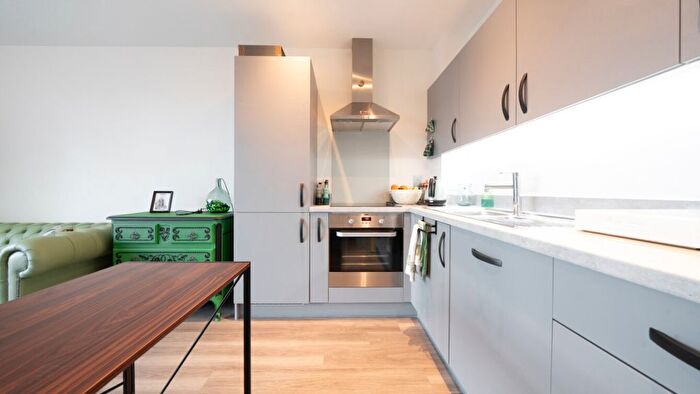 1 Bedroom Flat For Sale In Cranton Avenue, Hayes, UB3