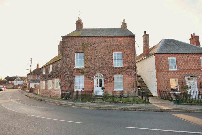 2 Bedroom Flat To Rent In Castle Square, Benson, Wallingford, OX10