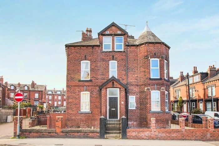 2 Bedroom Flat To Rent In Dewsbury Road, Leeds, West Yorkshire, LS11