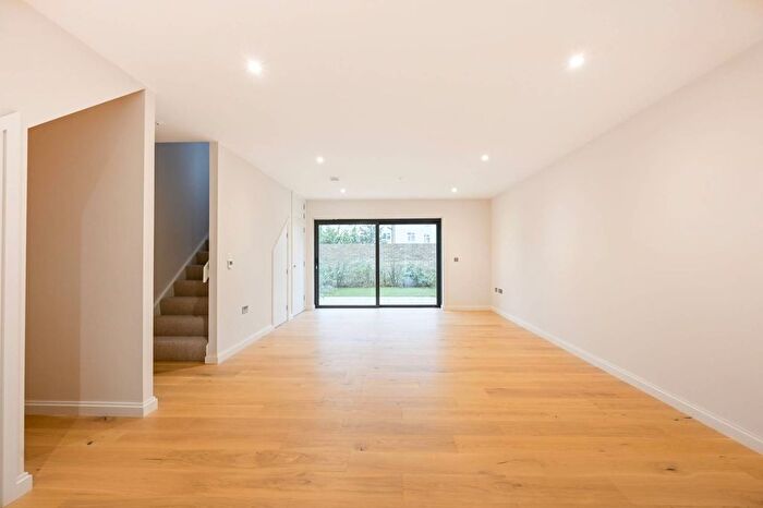 2 Bedroom Flat To Rent In Loats Road, Clapham Park, London, SW2