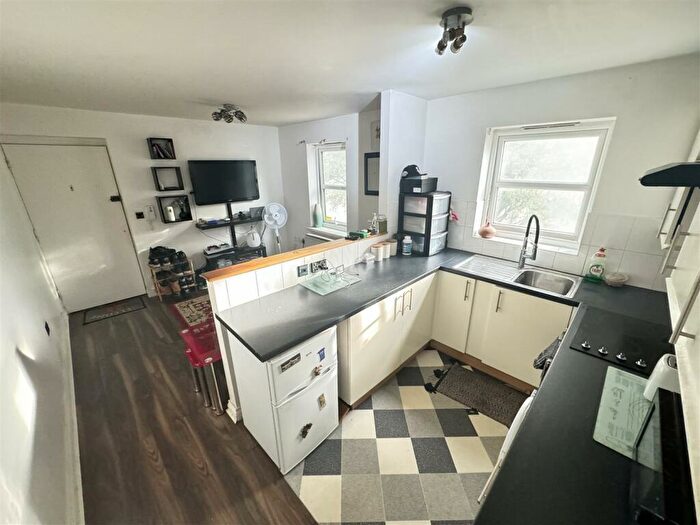 1 Bedroom Flat For Sale In Gloucester Court, Dock Road, Tilbury, RM18