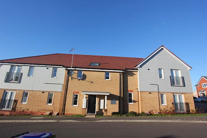 2 Bedroom Flat To Rent In Sinclair Drive, Codmore Hill, Pulborough, RH20