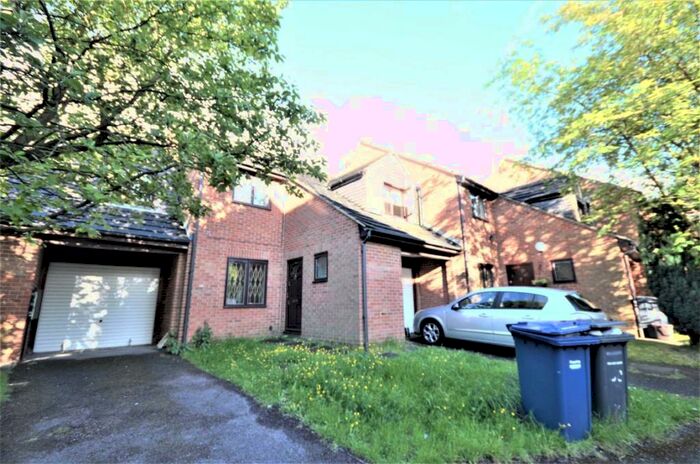 5 Bedroom Semi-Detached House To Rent In Wheatley Close, Hendon, NW4