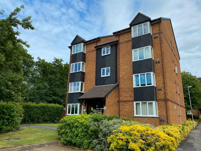 Studio To Rent In Saxon Close, Surbiton, Surrey, KT6