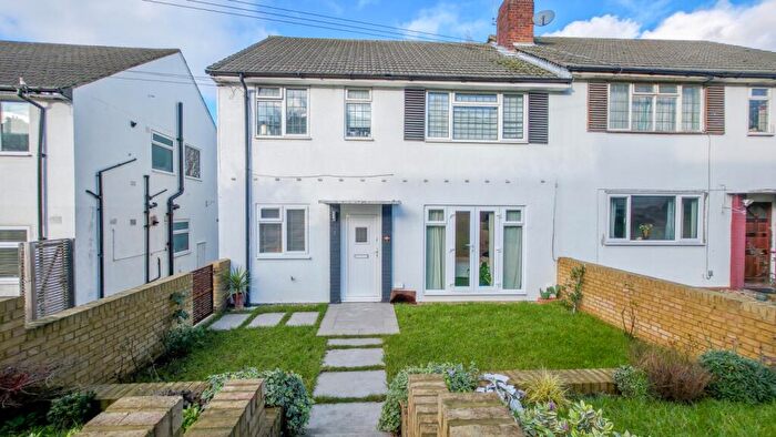 2 Bedroom Maisonette For Sale In Ankerdine Crescent, Shooters Hill, London, SE18