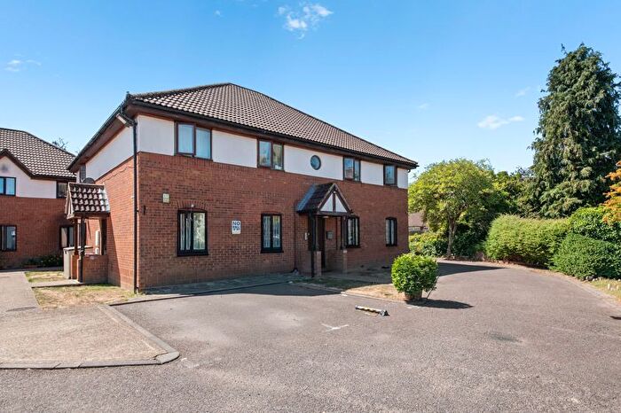 2 Bedroom Maisonette For Sale In St. Crispins Close, Southall, UB1