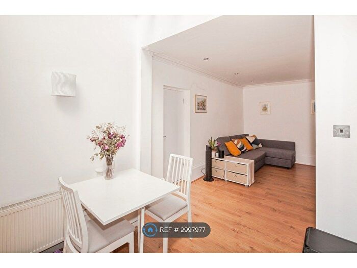 2 Bedroom Flat To Rent In Bedford Hill, London, SW12