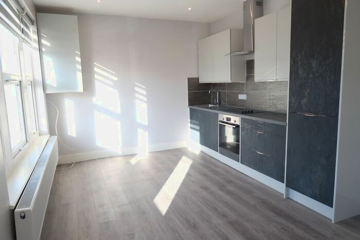 2 Bedroom Flat To Rent In Merton Road, London SW18