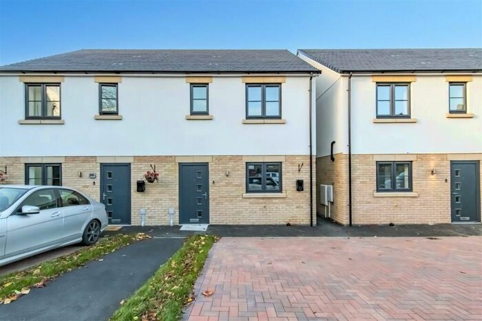 3 Bedroom Semi-Detached House To Rent In Dolben Square, Wellingborough, NN9